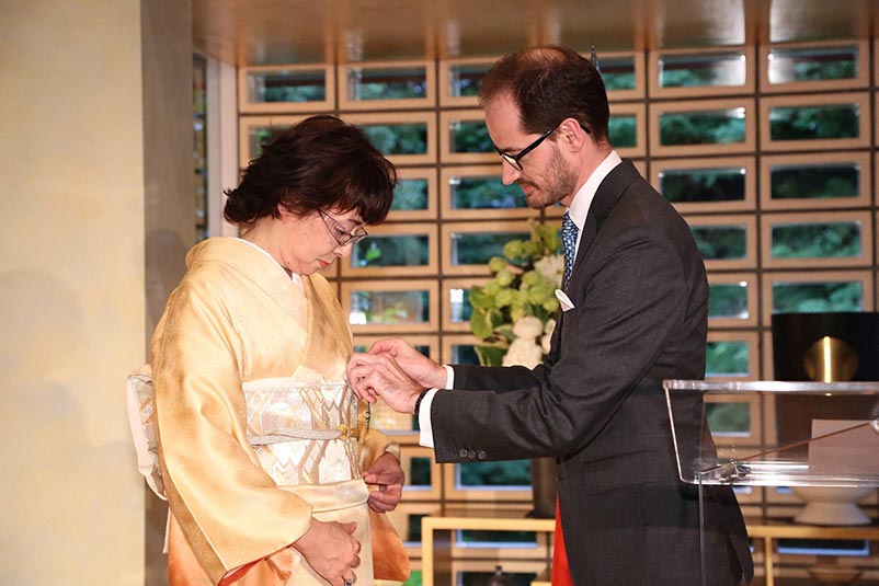 Eiko Katsukawa being awarded with the ‘L’Ordre National du Mérite Chevalier’by Minister Counsellor Paul-Bertrand Barets