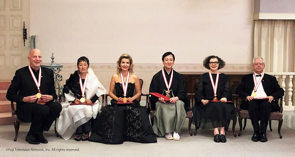 Group Photo (From Left)Tod Williams, Billie Tsien (U. S. A.),Anne-Sophie Mutter (Germany)Bando Tamasaburo (Japan)Mona Hatoum (U. K.)William Kentridge (South Africa)